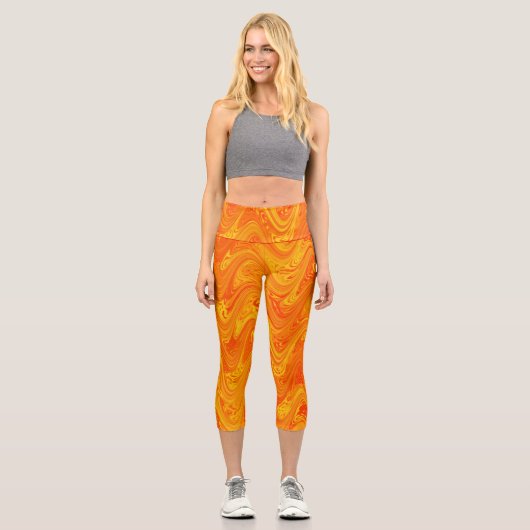 Marmorrotes gelbes Muster Capri Leggings (Vorderseite)