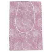 Marmorseidenmoirmuster in trostlosem Rosa Mittlere Geschenktüte (Vorderseite)