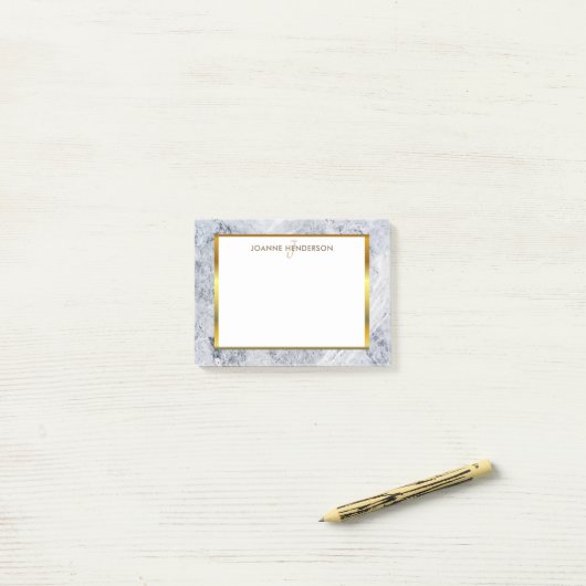 Marmorsteingoldmonogrammname des grauen Weiß Post-it Klebezettel (Auf Schreibtisch)