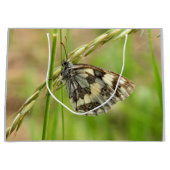 Marmorweißer Schmetterling auf Gras Große Geschenktüte (Vorderseite)