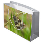Marmorweißer Schmetterling auf Gras Große Geschenktüte (Rückseite Schrägansicht)