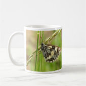 Marmorweißer Schmetterling auf Gras Kaffeetasse (Links)