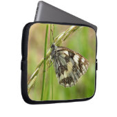 Marmorweißer Schmetterling auf Gras Laptopschutzhülle (Vorne Rechts)