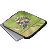 Marmorweißer Schmetterling auf Gras Laptopschutzhülle (Vorne Knopf)
