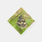 Marmorweißer Schmetterling auf Gras Serviette (Ecke)