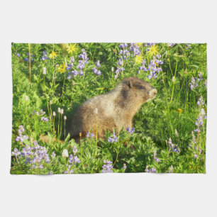 Marmot in den Wildblumen des Berges Rainier Geschirrtuch