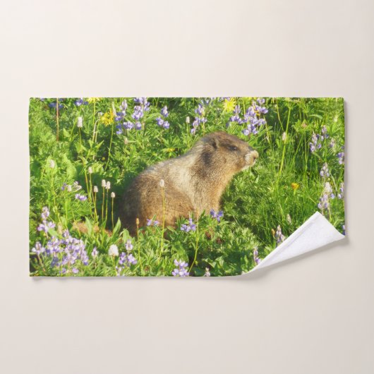 Marmot in den Wildblumen des Berges Rainier Handtuch (Handtuch)