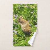 Marmot in den Wildblumen des Berges Rainier Handtuch (Handtuch)