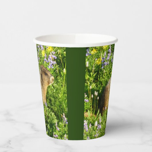 Marmot in den Wildblumen des Berges Rainier Pappbecher (Links)