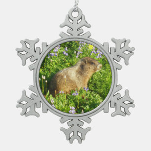 Marmot in den Wildblumen des Berges Rainier Schneeflocken Zinn-Ornament