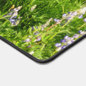 Marmot in den Wildblumen des Berges Rainier Schreibtischunterlage (Ecke)