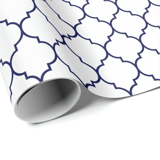 Marokkaner Quatrefoil Marine-Blau auf Weiß Geschenkpapier (Rolleneckpunkt)