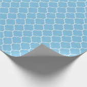 Marokkaner Quatrefoil Weiß auf hellblauem Geschenkpapier (Ecke)