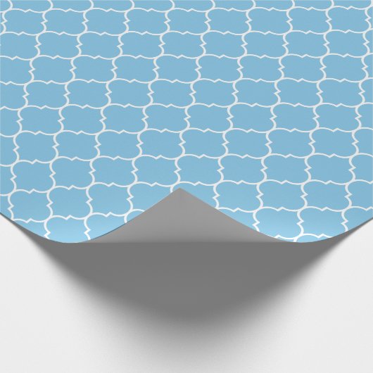 Marokkaner Quatrefoil Weiß auf hellblauem Geschenkpapier (Ecke)