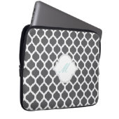 Marokkanisch, grau und weiß mit Monogram-Laptop-Si Laptopschutzhülle (Vorne Rechts)
