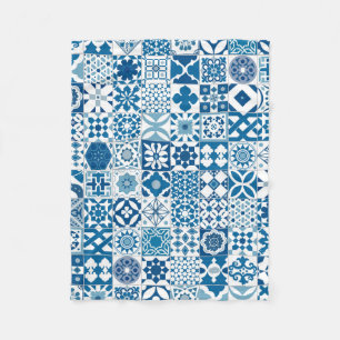 Marokkanische Fliese - blau und weiß Fleecedecke