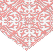 Marokkanische Fliese - korallenrotes rosa und Weiß Tischdecke (Schrägansicht)