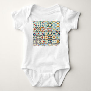 marokkanische Fliesen, buntes, nahtloses Muster. Baby Strampler
