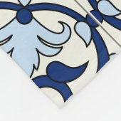 Marokkanische Fliesen: wunderschöne blaue Muster. Fleecedecke (Ecke)