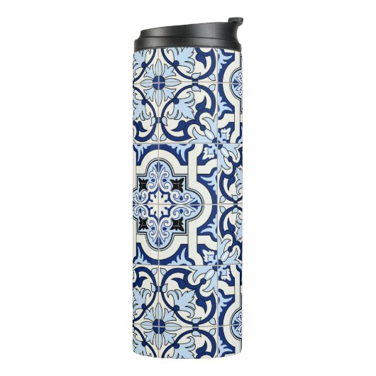 Marokkanische Fliesen: wunderschöne blaue Muster. Thermosbecher (Nach links gedreht)