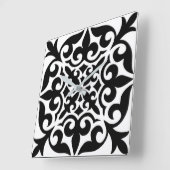 Marokkanisches Fliesen - weiß mit schwarzem Hinter Quadratische Wanduhr (Winkel)