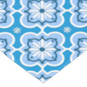 Marokkanisches Fliesenmuster - Blau und Weiß Tischdecke (Schrägansicht)