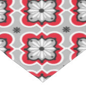 Marokkanisches Fliesenmuster - Grau und Rot Tischdecke (Schrägansicht)