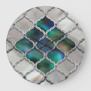 Marokkanisches Muster auf der Perle und der Große Wanduhr