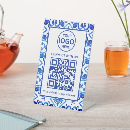 marokkanisches Tile-Muster-Firmenlogo und QR-Code Sockelschild (In SItu)