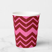 Marone Rot Pink Chevron Zickzack-Design  Pappbecher (Rechts)