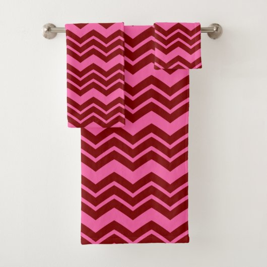 Marone Rot Pink Chevron Zigzag Design Badhandtuch Set (Insitu)