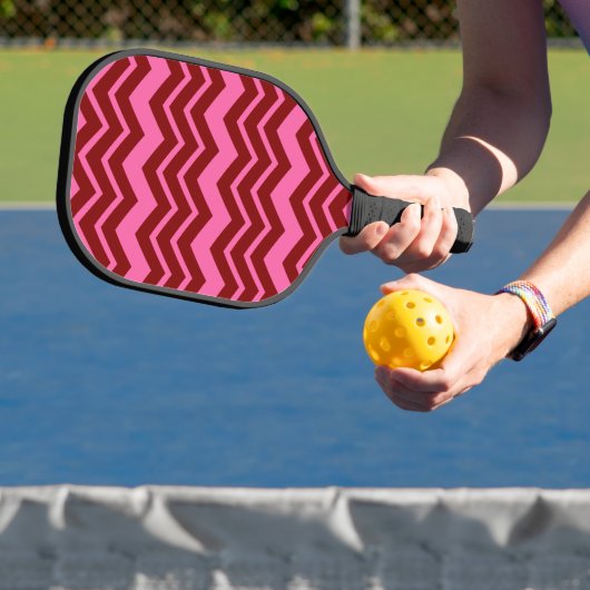 Marone Rot Pink Chevron Zigzag Design Pickleball Schläger (InSitu)