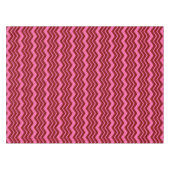 Marone Rot Pink Chevron Zigzag Design Tischdecke (Vorderseite (Horizontal))