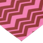 Marone Rot Pink Chevron Zigzag Design Tischdecke (Schrägansicht)