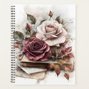 Marone und weiße Rosen mit Buchstaben und Büchern Planer