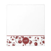 Maronenfußballmuster mit Monogramm Notizblock (Vorderseite)