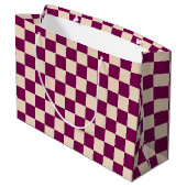 Maroon and beige checkerboard pattern große geschenktüte (Rückseite Schrägansicht)
