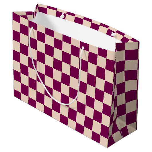 Maroon and beige checkerboard pattern große geschenktüte (Rückseite Schrägansicht)