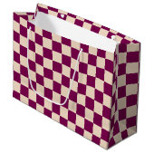 Maroon and beige checkerboard pattern große geschenktüte (Vorderseite Schrägansicht)