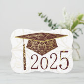 Maroon and Gold Floral Cap 2025 Graduation Party Einladung (Stehend Vorderseite)