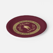 Maroon and Gold Grad Cap Class of 2023 Party Pappteller (Schrägansicht)