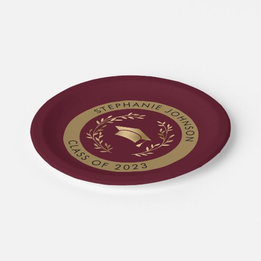 Maroon and Gold Grad Cap Class of 2023 Party Pappteller (Schrägansicht)