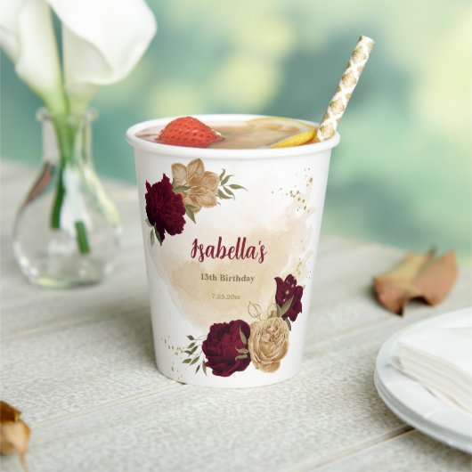 Maroon-Beige Pappbecher (In Situ)