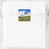 Maroon Bells mit Herbstaspenwald. Quadratischer Aufkleber (Tasche)