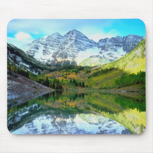 Maroon Bells spiegeln sich im Maroon Lake Mousepad (Vorne)