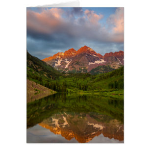 Maroon Bells spiegeln sich in den ruhigen Maroon L