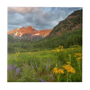 Maroon Bells spiegeln sich in den ruhigen Maroon L Fliese