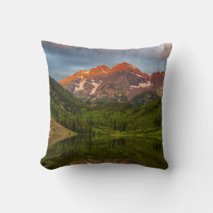 Maroon Bells spiegeln sich in den ruhigen Maroon L Kissen