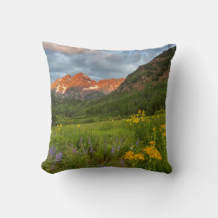 Maroon Bells spiegeln sich in den ruhigen Maroon L Kissen