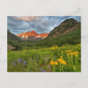 Maroon Bells spiegeln sich in den ruhigen Maroon L Postkarte